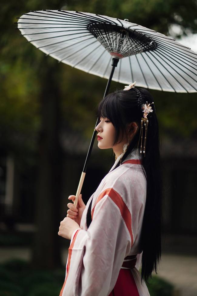 汉服荷花畔油纸伞下的姑娘