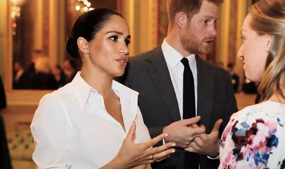 梅根|查尔斯跟梅根分享穿搭心得，还根据多年经验，为她出访首饰提建议