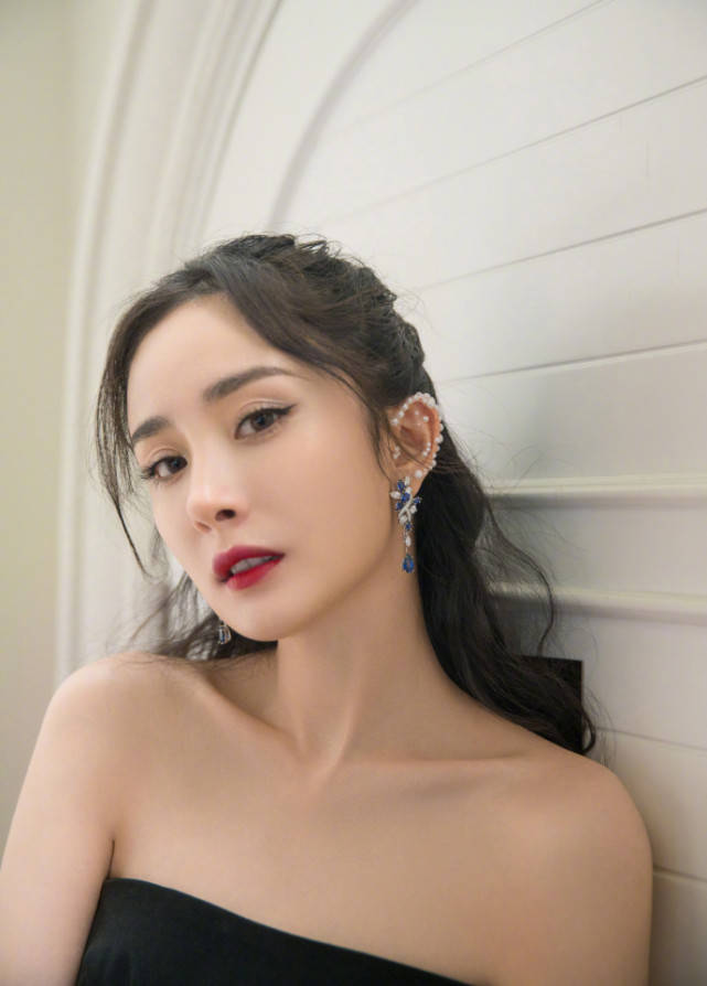 原创杨幂黑白礼服参加时尚盛典美如天鹅,绝美的珍珠耳廓妆让人心动