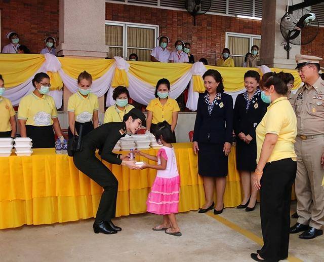 苏提达|苏提达没生过娃还强行秀母爱？抱起小女孩只能尬笑，诗妮娜赢一局