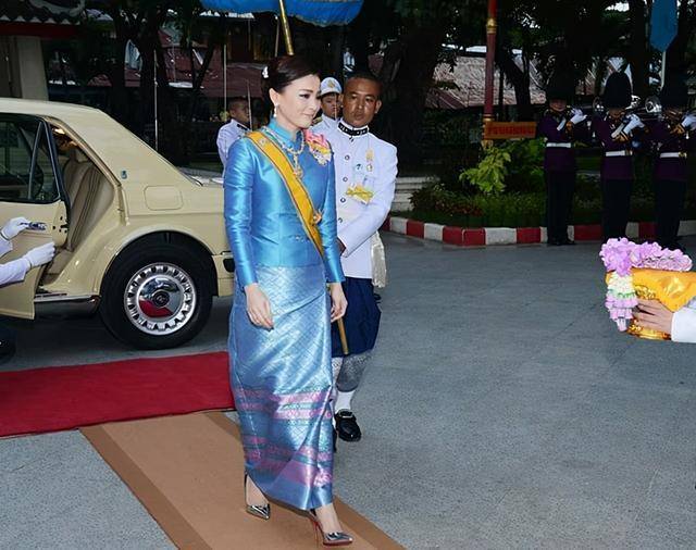 苏提达|苏提达没生过娃还强行秀母爱？抱起小女孩只能尬笑，诗妮娜赢一局