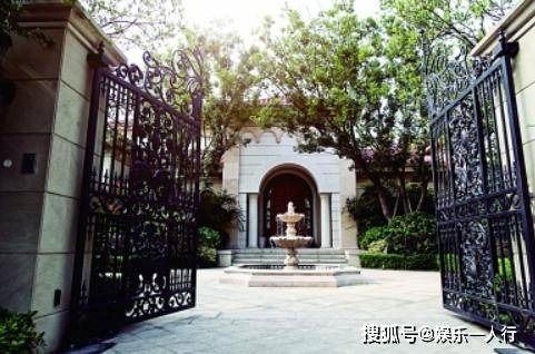 衣帽间|走进演员韩雪的豪宅，一个衣帽间十几米长，感觉可以开服装店了