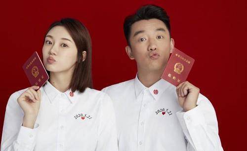 郑恺得女后与友人现身餐厅，身为禁烟大使仍室