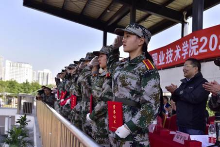 江苏昆山硅湖职业技术学院举行2020级新生军训总结大会暨开学典礼