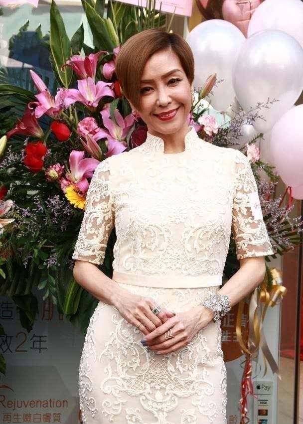 伍咏薇真够丰满,50岁穿吊带裙还有"凹凸"身材,小花们都嫉妒了