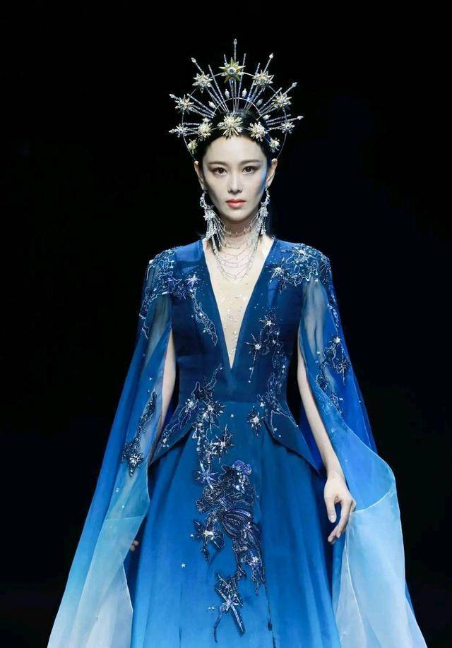 中国国际时装周 乾坤·沧渊时装秀上,张馨予一身蓝色仙女裙走秀