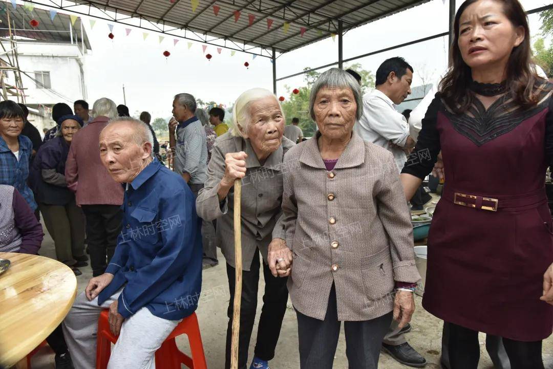 上林县巷贤镇耀河中显庄不一样的过节方式引得外国女婿现学壮话送祝福