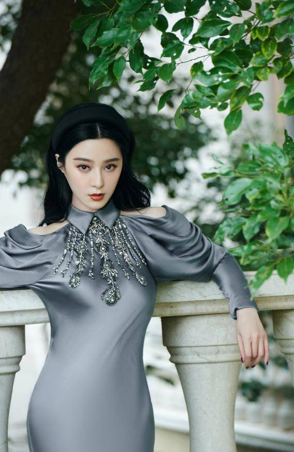 那跟|范冰冰穿无痕礼服大秀身材，我却在关注她那跟脸连在一起的怪耳朵