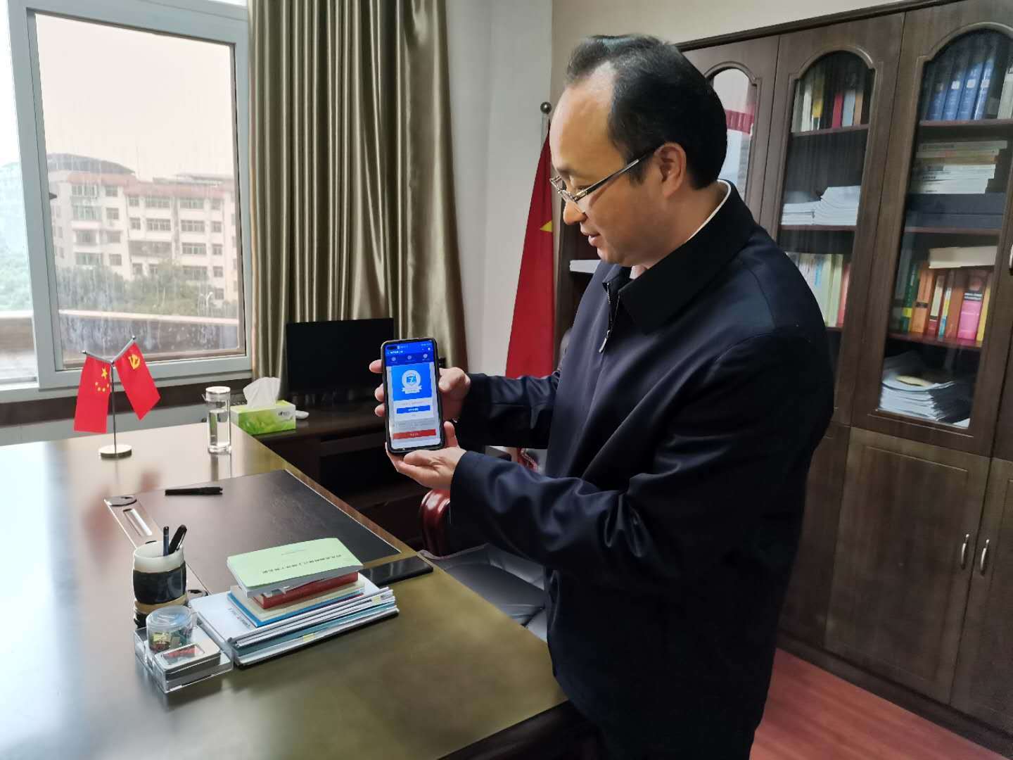 西充县县长张光全带头支持人口普查自主填报