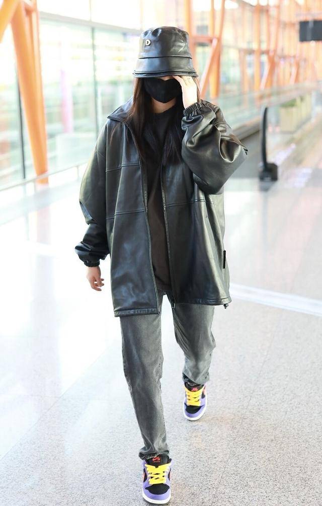 机车|50岁鲁豫真不服老，穿机车皮衣配条大红裤，视觉冲击力有点大