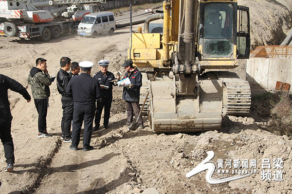 民警进工地指导流动人口登记_杭州流动人口居住登记