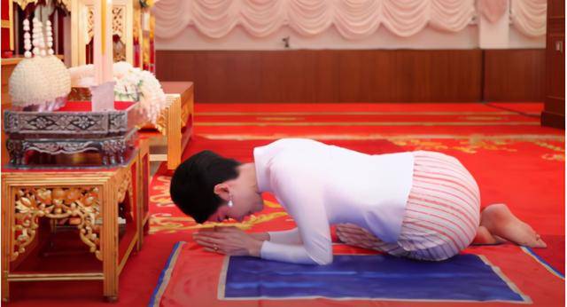 婆婆|诗妮娜赤脚为婆婆祈福，白衣配条纹裙端庄典雅，婆婆年轻时才惊艳