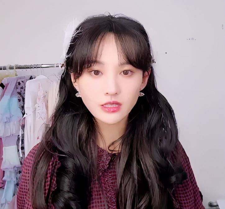 郑爽|郑爽近照神似赵雅芝李若彤，实际年龄差30岁，被嘲像画了老年妆