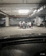 搞笑gif趣图妹子裤子烂成这样就别穿了自己不觉得很丢人吗