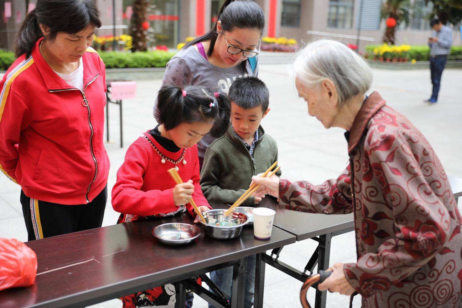 都说孝了你就顺了,如何培养孩子孝顺老人?你做好榜样了么?