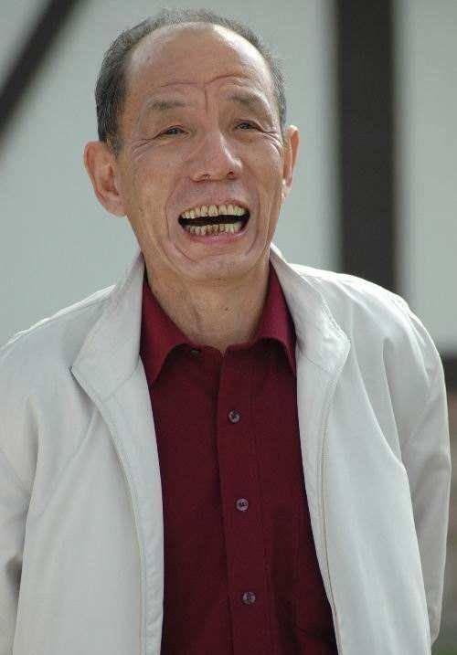 "长相磕碜"隐忍十几年,娶二婚大6岁妻的魏宗万被导演跪求拍戏