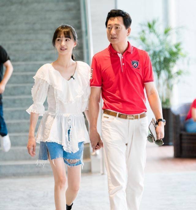 郑爽父亲因2000块,周震南父亲一个亿,两人背后是否存在联系?