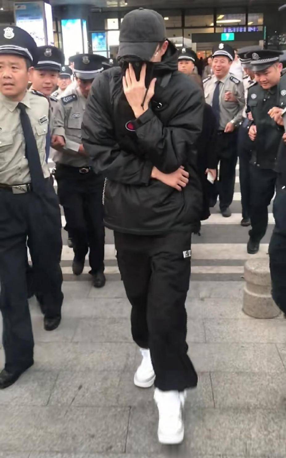 马天宇获30多名保安手拉手保护，行走其中疑默许