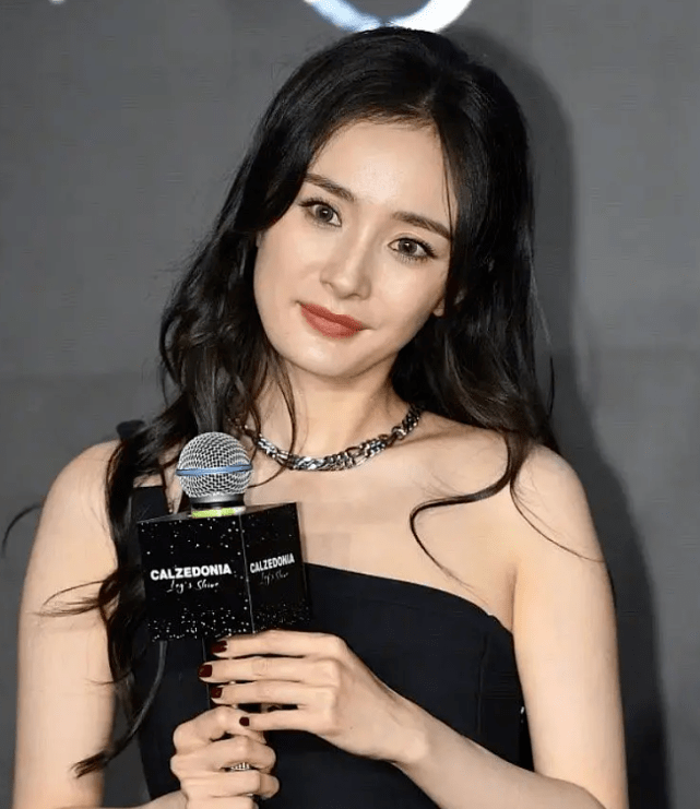 杨幂|又被精修骗了？杨幂出席活动戴巨型耳饰酷飒减龄，生图曝光侧脸很虐沧桑显老