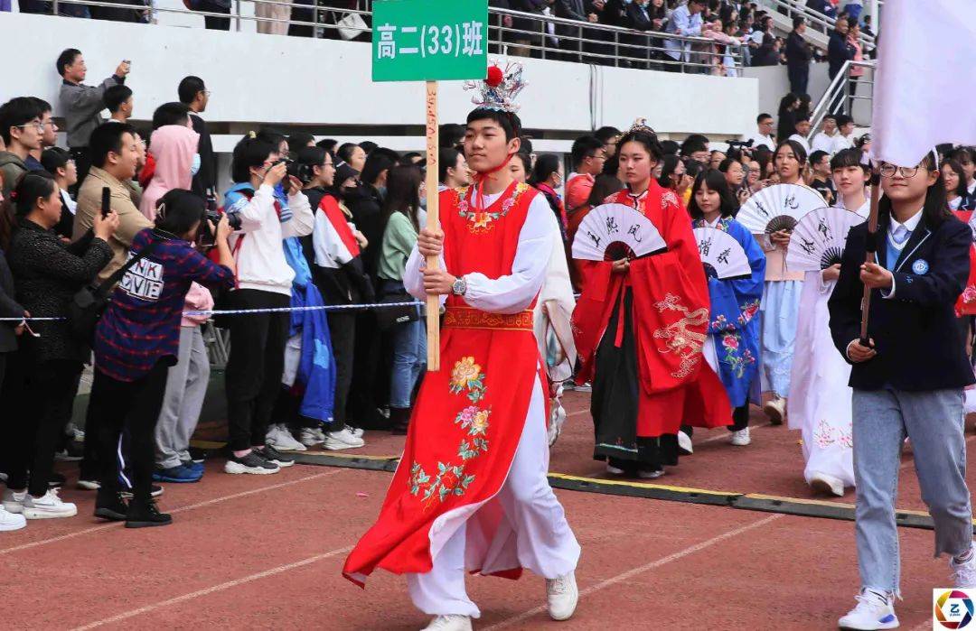 入场式|学不好去当外卖小哥？运动会入场式学生穿“奇装异服”，笑声不断