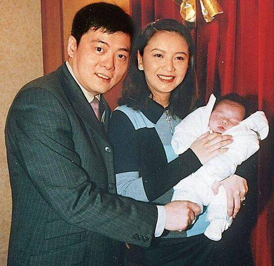 曾华倩与刘嘉玲闺蜜变情敌,和富商林肇基离婚,如今仍气质出众