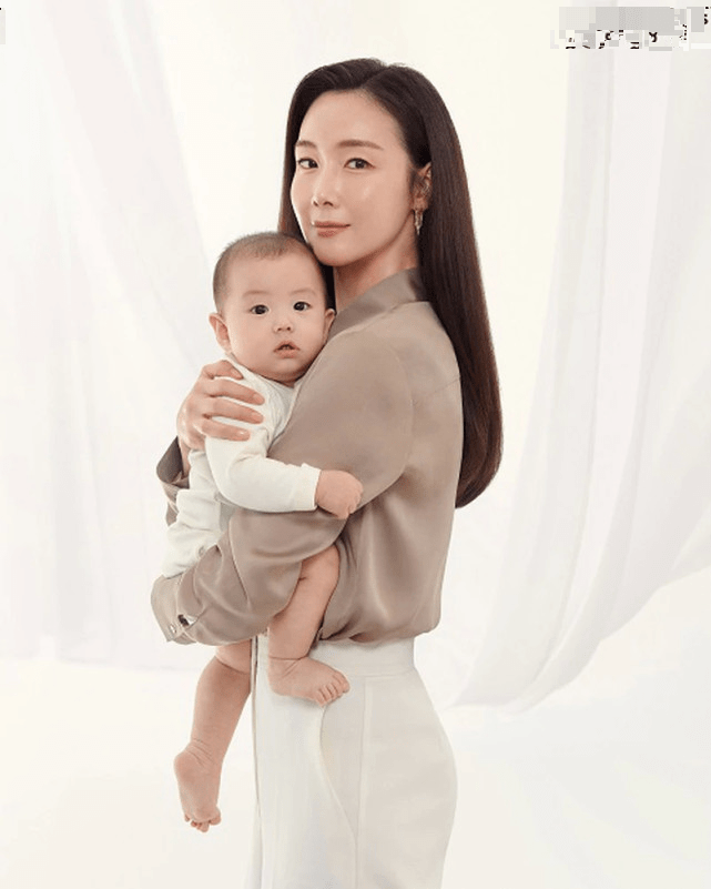 韩剧女王崔智友产后首度露面 身形优越状态好