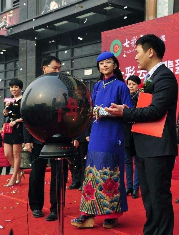 杨丽萍|杨丽萍身材还苗条，但失去了滤镜和美颜，脸上皱纹横生尽显衰老！