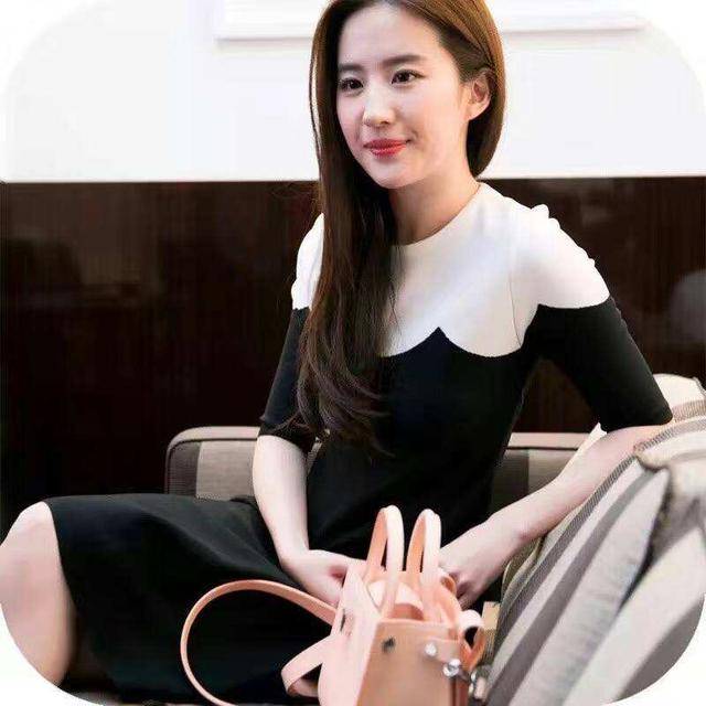 刘亦菲|刘亦菲这次造型突破真大！一袭粉绿撞色连衣裙，视觉冲击力太强