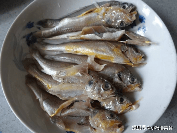 煎鱼时别再直接下锅煎,多做2步,鱼不破皮不粘锅,什么鱼都适用_手机