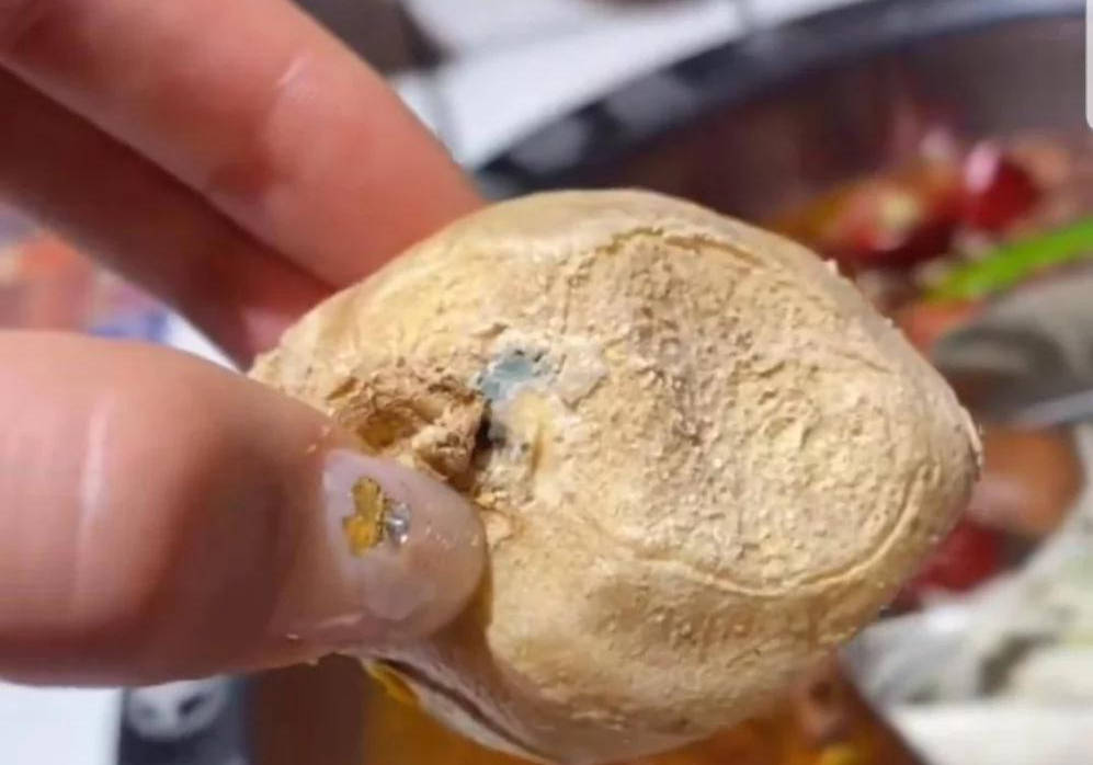 陈赫火锅店贤合庄卫生堪忧出现发霉生姜店家承认疏忽并已向顾客道歉