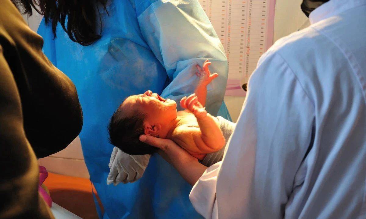 时候|新生儿不分昼夜哭闹，什么时候才会变乖呢？