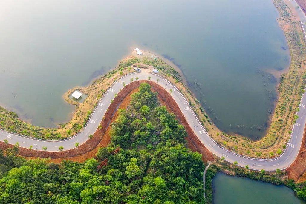 5公里,风景很美,高低起伏,山路连绵不绝,来到这里的都忍不住拍照留念