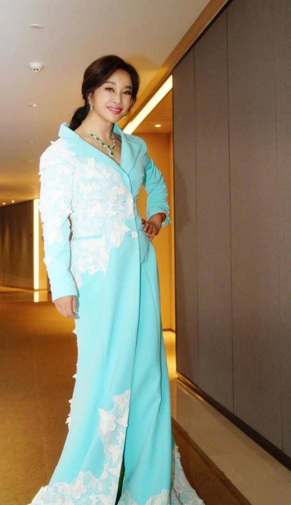 服装|刘晓庆真是太勉强自己了，穿这么紧的裙子，看着都替她难受