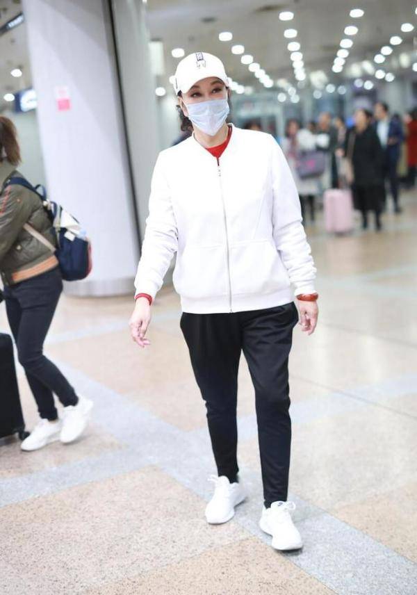 服装|刘晓庆真是太勉强自己了，穿这么紧的裙子，看着都替她难受