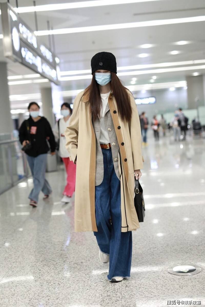 牛仔裤|何穗驼色大衣配拖地牛仔裤现身机场,展现深秋气质款穿搭