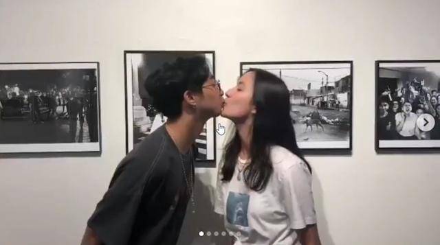 蓝粉|伊能静之子再穿女装，蓝粉眼影配银色丸子头，戴美瞳穿吊带超精致