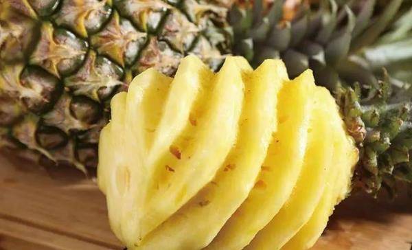菠萝怎样泡盐水 0e905ce8f562438fbeb44e99c78a9d8d.jpeg