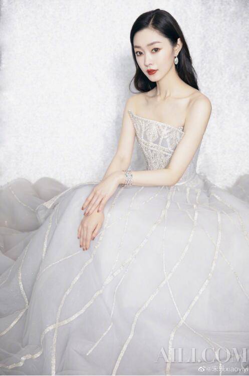 产品|宋轶白成一道光 抓住美白季你也可以