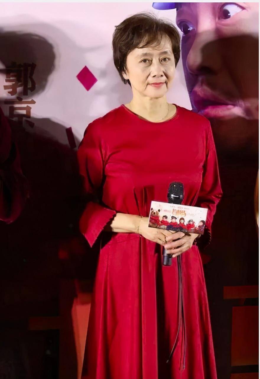 70岁黄梅莹美了一辈子,连衣裙搭印花围巾优雅精致,不