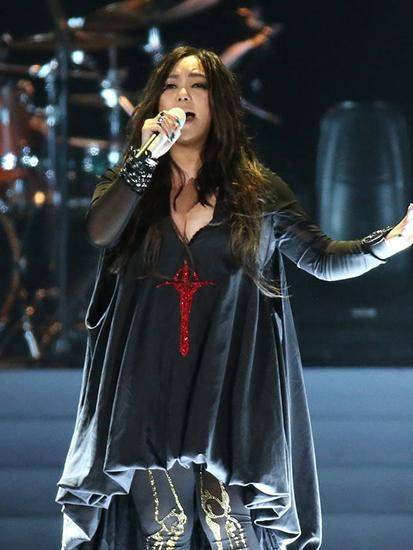 大腿|张惠妹玩下衣失踪，一双加粗版的大腿配上一双恨天高，画风辣眼睛