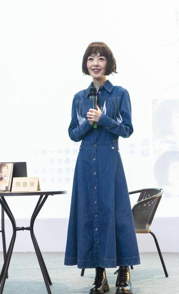 鲁豫可别瘦了,都已经50岁了,穿裙子空空荡荡显的不太健康
