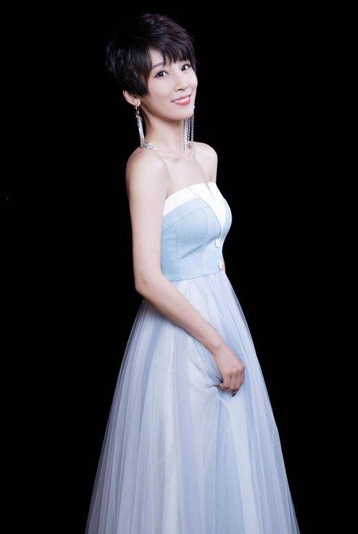 36岁谢楠短发造型真耐看一袭婴儿蓝抹胸裙美得清新又脱俗