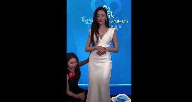 身高|张天爱比例绝了,165身高有113的腿,不知道放哪就伸出去吧