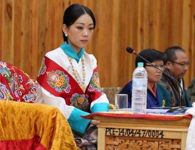 不丹王室女眷齐换现代装,佩玛王后惊艳,公主们"共用一