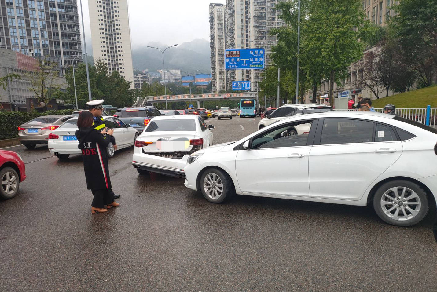 两年驾龄的女司机第一次出事故 懵了：我该怎么