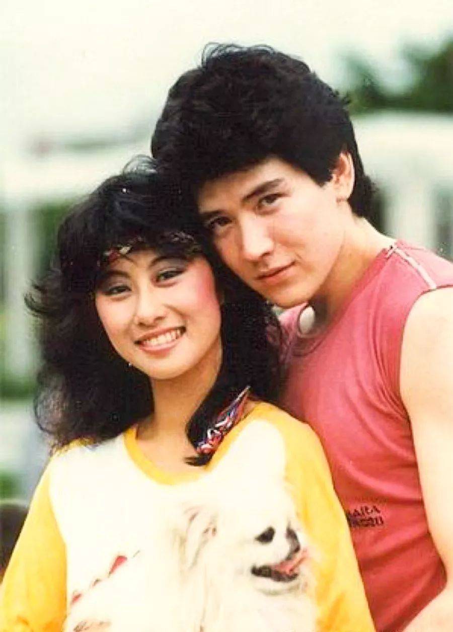 1982年夏天两人拍下经典的甜蜜合照,当时费翔22岁,叶倩文21岁.