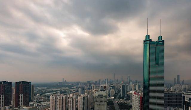 深圳与香港gdp_国内未来最吃香的城市,与香港隔河相连,GDP超广州、重庆