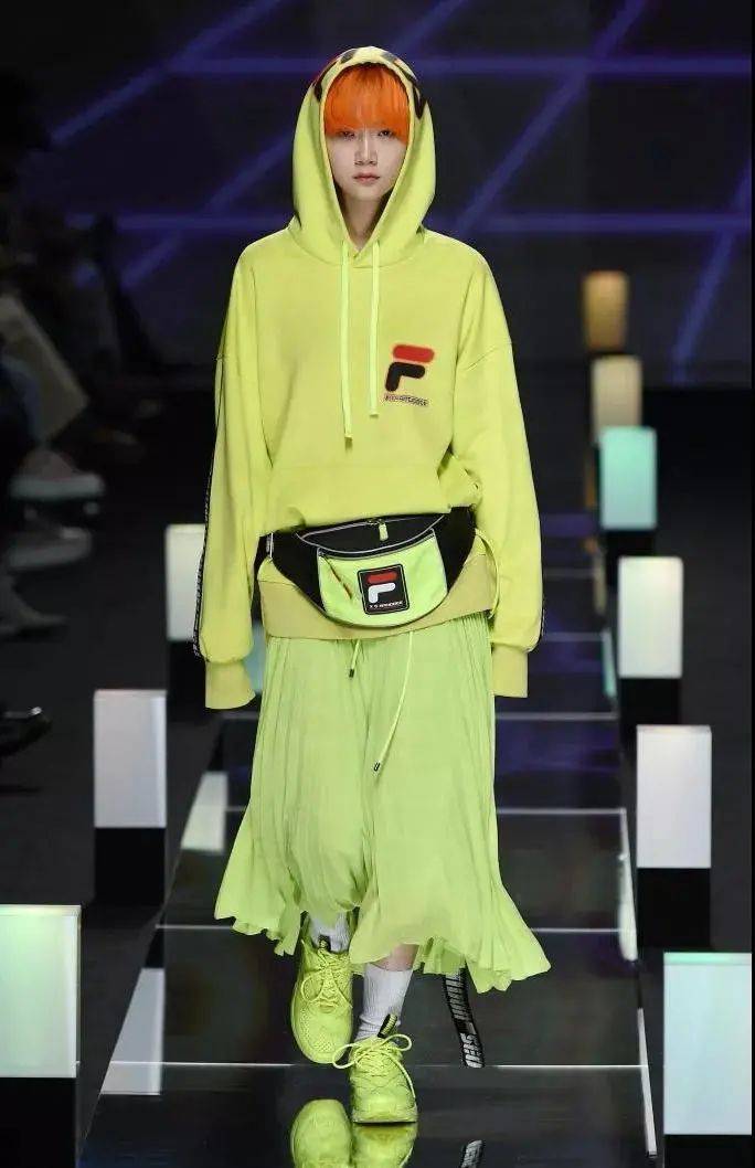 时尚是个圈,但y2k风格真的不是精神小妹吗?
