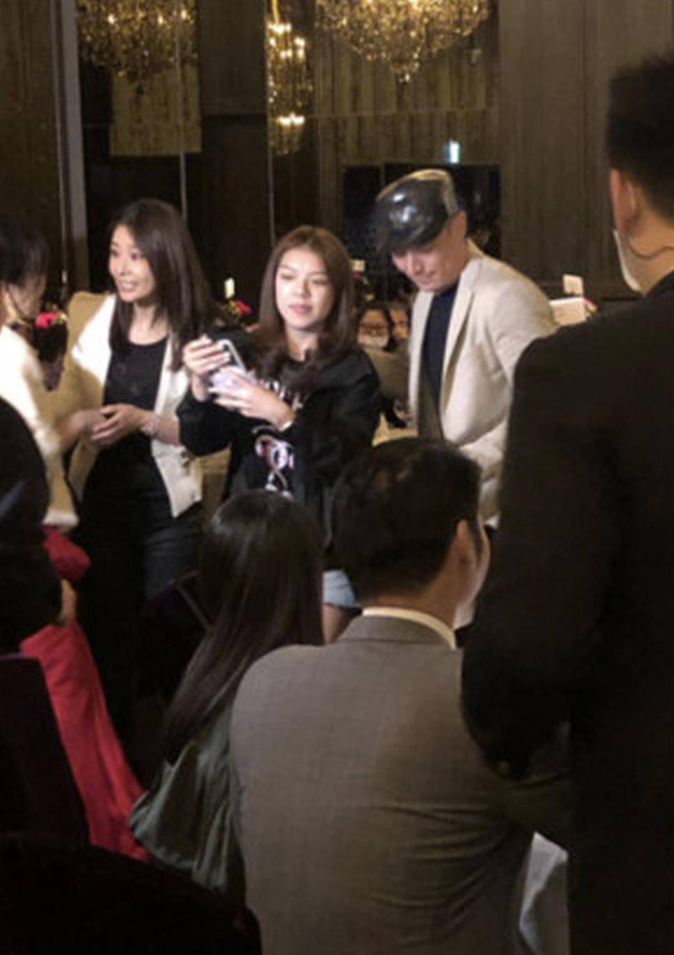 大寿|林心如为父亲过70岁大寿！小香风造型很优雅，拍照时腕表更吸睛