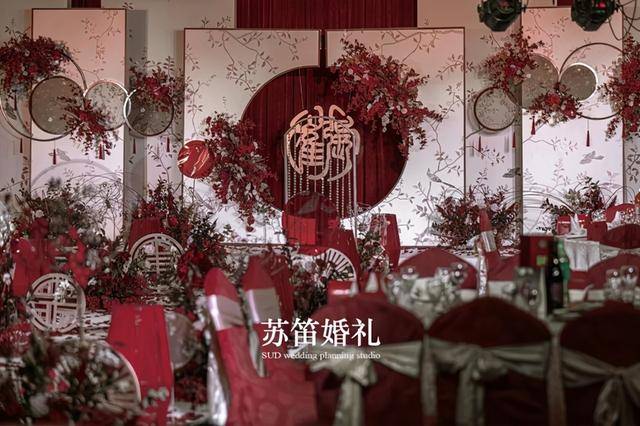 相较于西式婚礼的轻松开放,传统的中式婚礼显得更加的庄严和厚重.